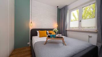 Desk, iron/ironing board, WiFi, bed sheets