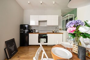 Réfrigérateur, micro-ondes, four, plaque de cuisson