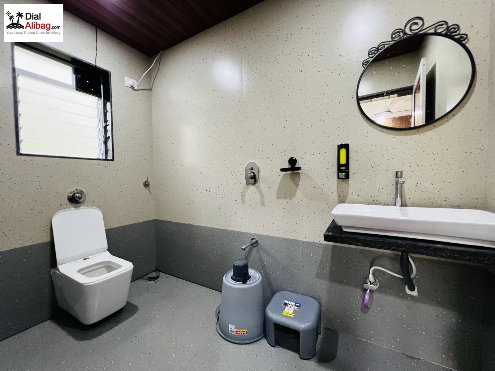 Deluxe Room, Balcony, Pool View | Bathroom