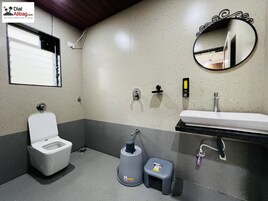 Deluxe Room, Balcony, Pool View | Bathroom