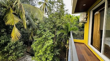 Deluxe-Zimmer, Balkon, Poolblick | Unterkunftsgelände