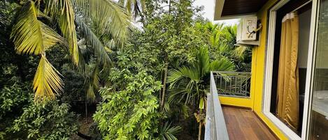 Deluxe-Zimmer, Balkon, Poolblick | Unterkunftsgelände