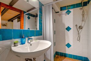 Bathroom - GuestHost - Heart of Assisi Cozy Flat (Assisi)