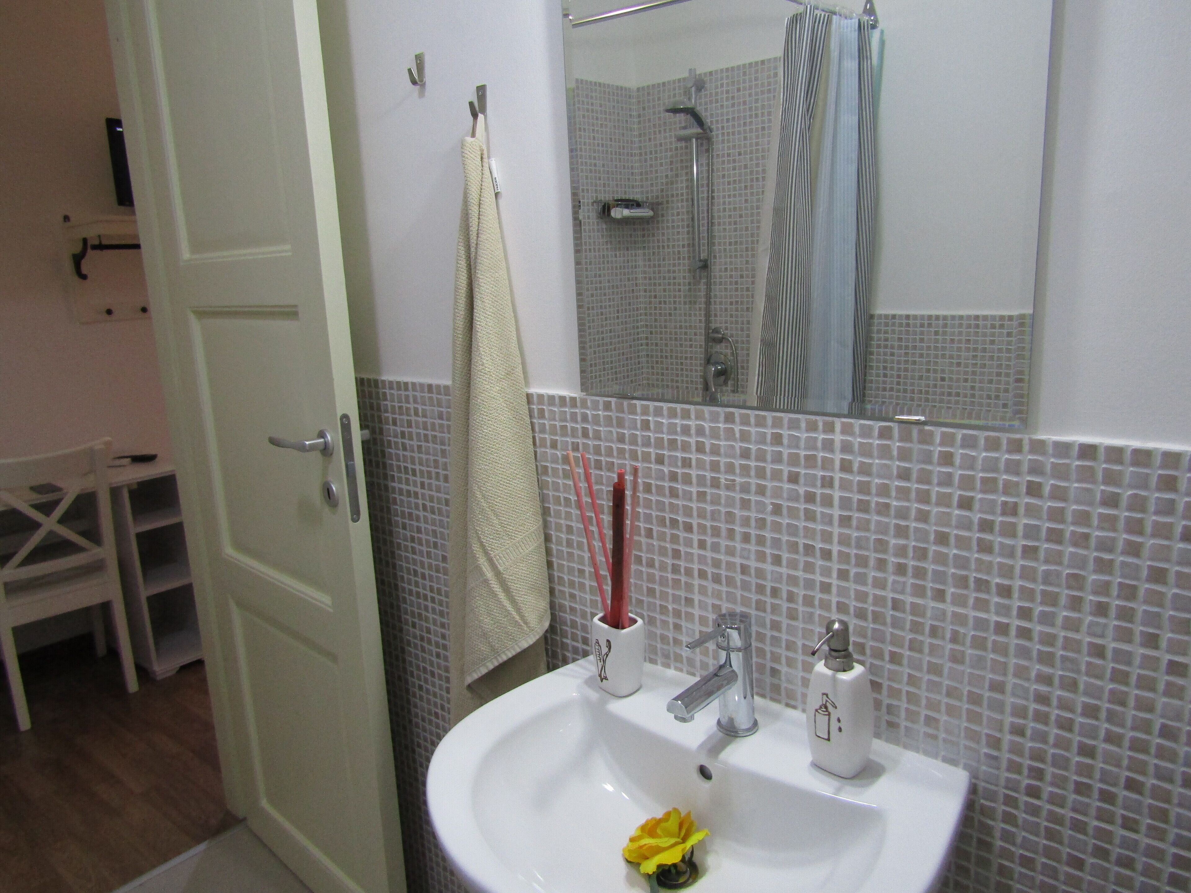 Secadora de cabello, toallas, jabón, papel de baño 