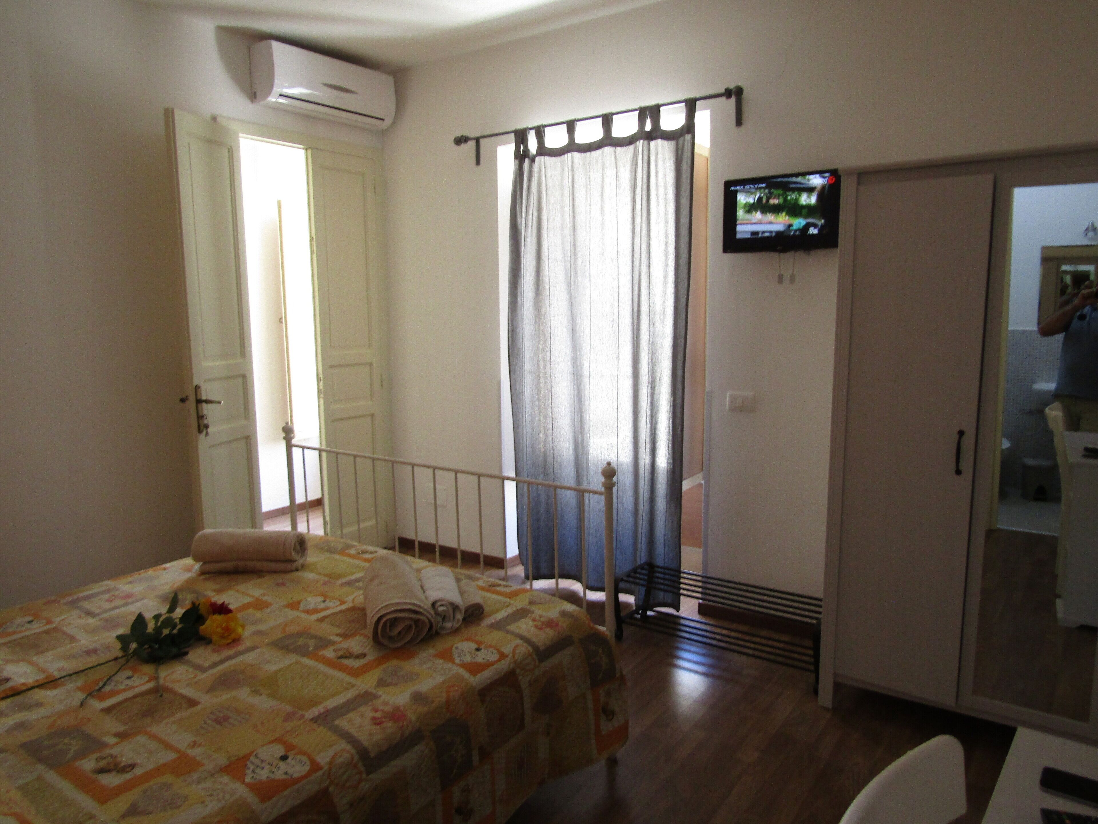 Tabla de planchar con plancha, internet y ropa de cama 