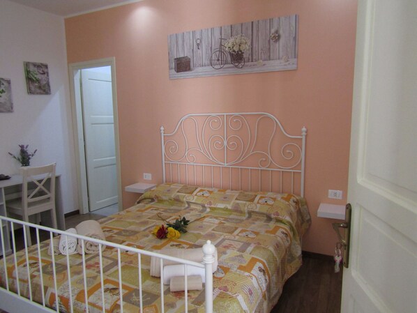 Iron/ironing board, Internet, bed sheets