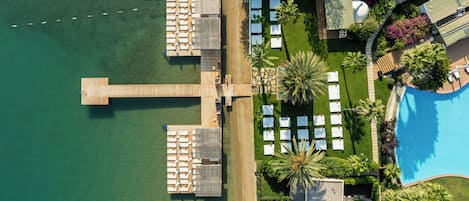 Plage privée, chaises longues, parasols, serviettes de plage