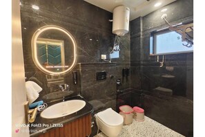Superior Room | Bathroom - Hotel Akshansh Inn (Rohta)