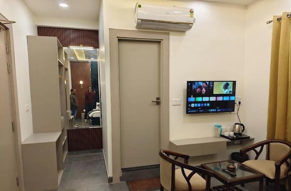 Superior Room | Interior - Hotel Akshansh Inn (Agra)