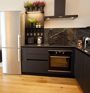 Fridge, oven, stovetop, coffee/tea maker - The house of Albert-luxury living (Milano)