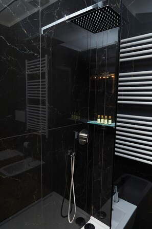 Hair dryer, towels, soap, toilet paper - The house of Albert-luxury living (Milano)