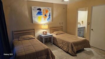 3 bedrooms, in-room safe, desk, iron/ironing board