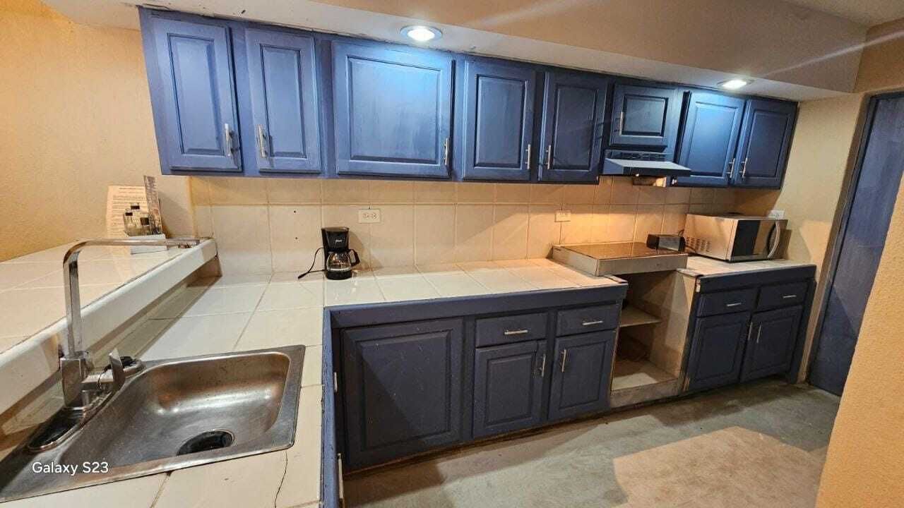 Réfrigérateur, micro-ondes, plaque de cuisson, cafetière/bouilloire