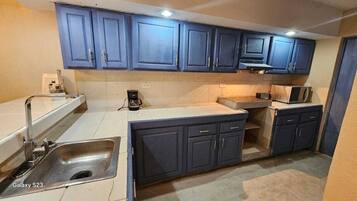 Réfrigérateur, micro-ondes, plaque de cuisson, cafetiÚre/bouilloire