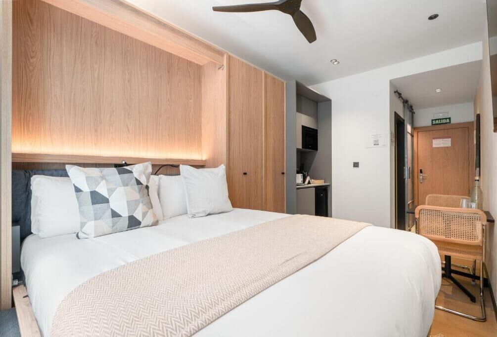 Standaard tweepersoonskamer, op benedenverdieping | Een strijkplank/strijkijzer, gratis wifi