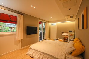 Comfort Double Room, Garden Area | Laptop workspace, free WiFi - Happyokhome (Jeonju)