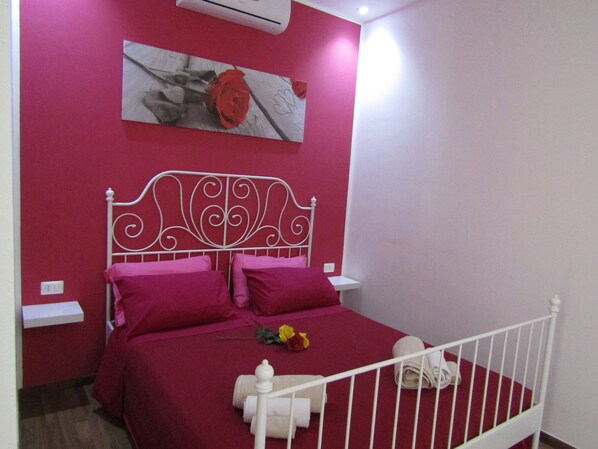 Iron/ironing board, bed sheets