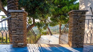 A stone staircase leading to a terrace with a view of the landscape. - Monterotondo Holiday Home for 6 - with Pool, Nature and Close to the Beach (Sciacca)