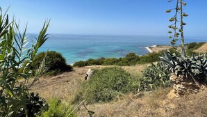A coastal landscape with a clear view of the ocean and a distant shoreline. - Monterotondo Holiday Home for 6 - with Pool, Nature and Close to the Beach (Sciacca)