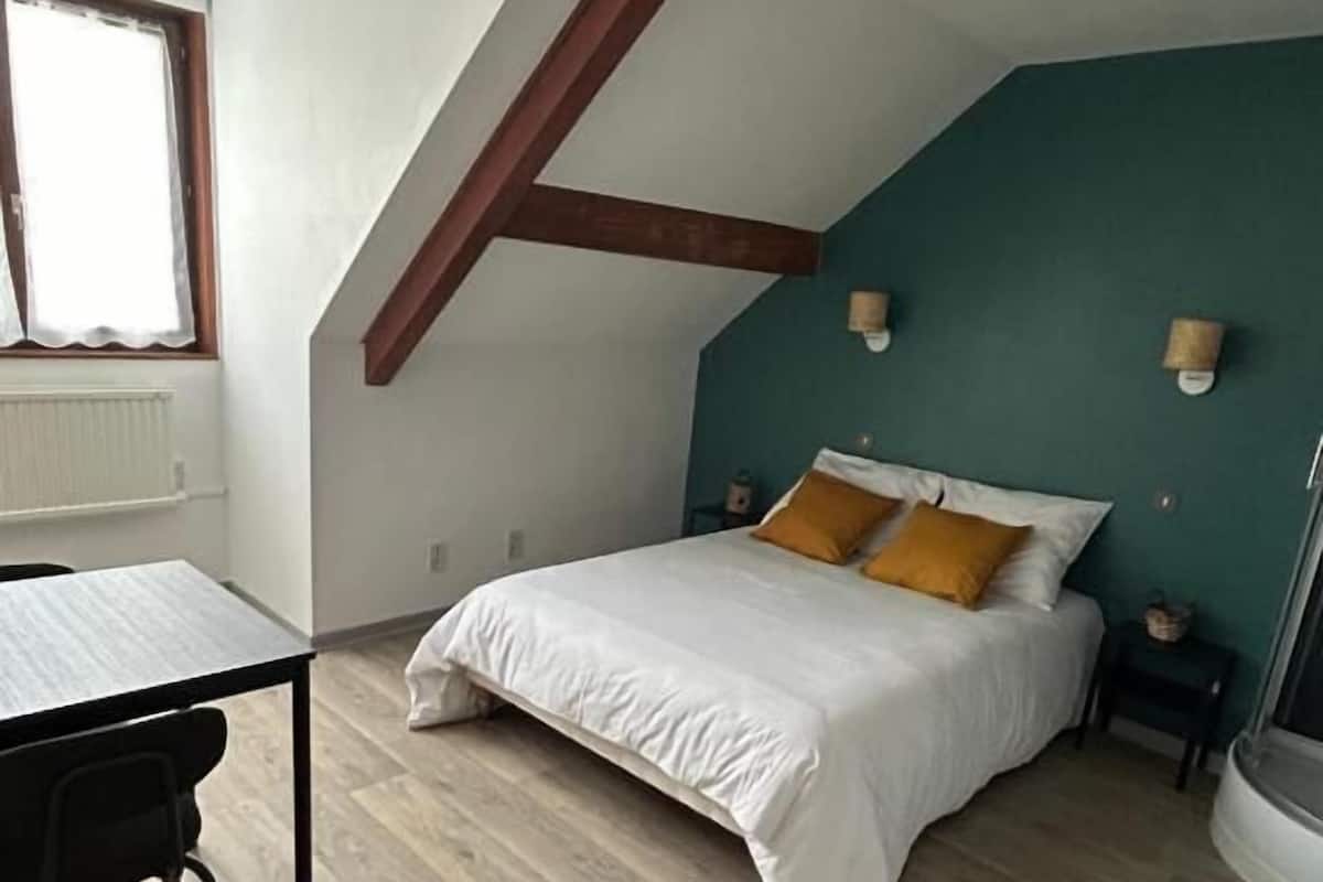 Double room with shower and kitchenette | Iron/ironing board, free WiFi