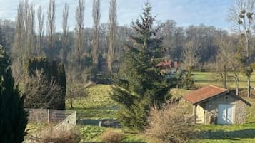 Double Room with Queen Size Bed, Shower and Kitchenette | Property grounds