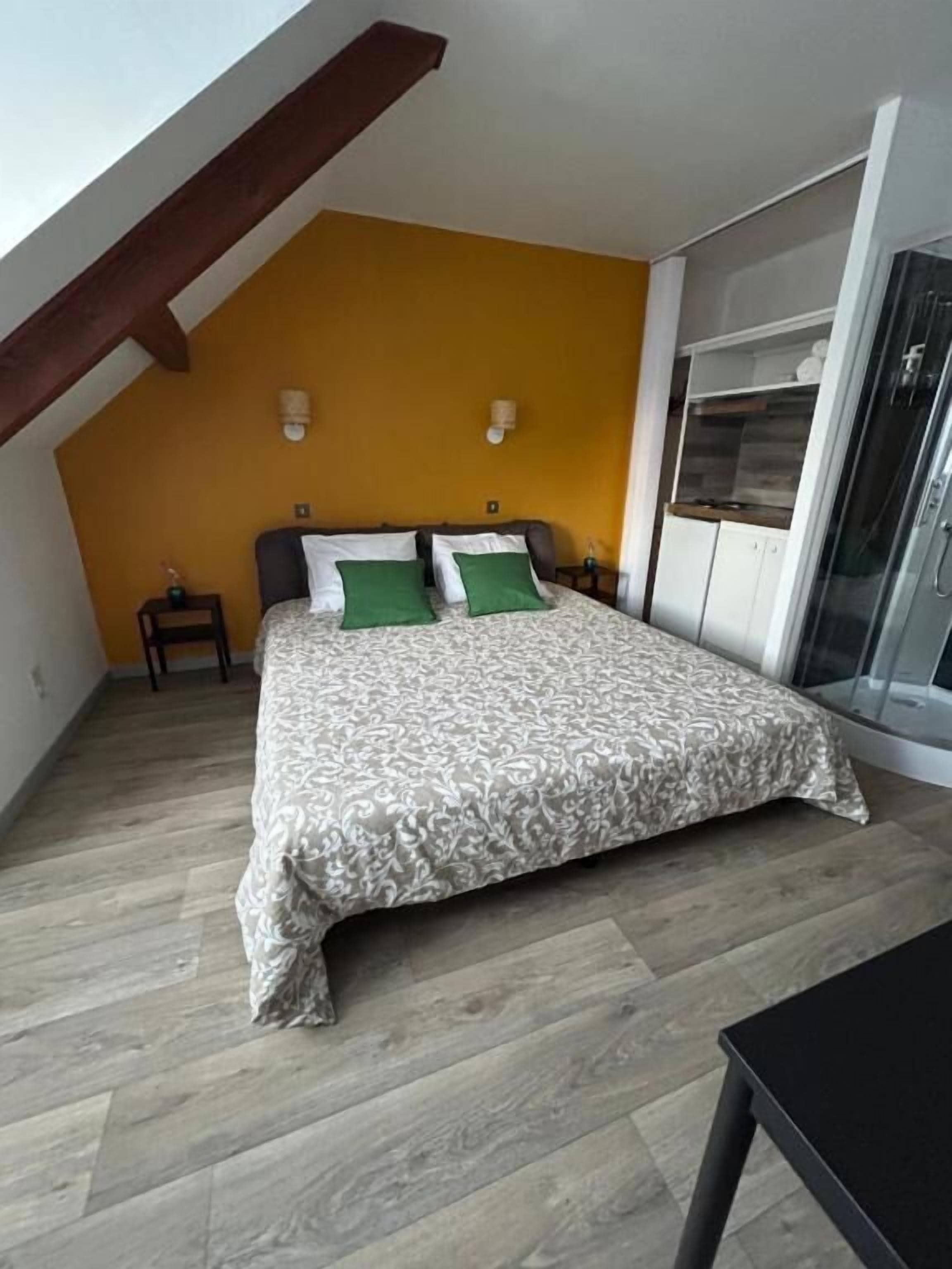 Deluxe-dobbeltværelse - udsigt til pool | Strygejern/strygebræt, gratis Wi-Fi