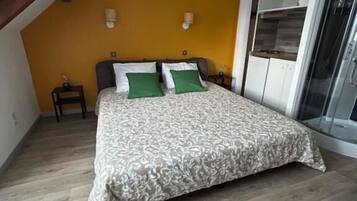 Deluxe-dobbeltværelse - udsigt til pool | Strygejern/strygebræt, gratis Wi-Fi