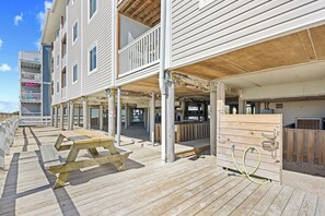 Outdoor dining - Windy Village Getaway-Oceanfront-Sleep6-2br/2ba-Full Kitchen-Pool-Free Parking (North Myrtle Beach)
