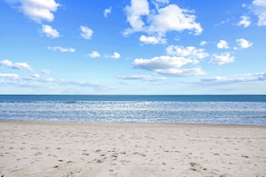 On the beach - Windy Village Getaway-Oceanfront-Sleep6-2br/2ba-Full Kitchen-Pool-Free Parking (North Myrtle Beach)