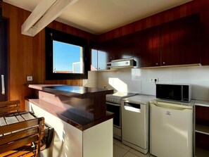 Fridge, stovetop - L'écume de Mer 11 - T1 BIS Ocean view (Mimizan)
