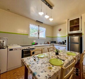 Fridge, stovetop - Villa Roitelets - 4 bedroom house (Mimizan)