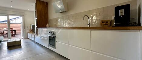 Kjøleskap og kokeplater