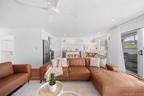 TV, offices - Palm Cove Retreat - Walk to Beach & CBD (Maroochydore Region)