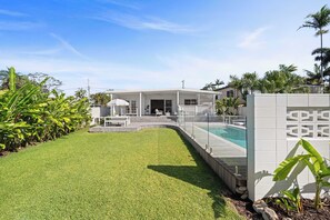 Pool - Palm Cove Retreat - Walk to Beach & CBD (Maroochydore Region)