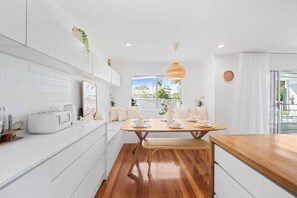 Interior - Palm Cove Retreat - Walk to Beach & CBD (Maroochydore Region)