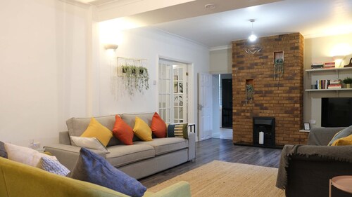 2 Adjoining Spacious Homes w Garden - Sleeps 14