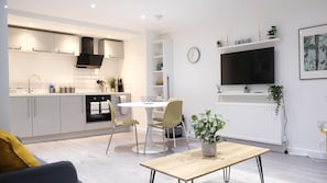 Interior - 2 Adjoining Spacious Homes w Garden - Sleeps 14 (Earls Barton)