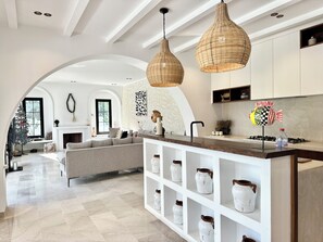 Vila, 2 quartos, para fumantes, piscina particular | Sala de estar