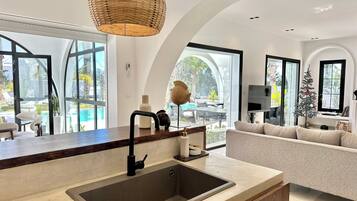 Villa, 4 chambres, fumeurs, piscine privée | Intérieur