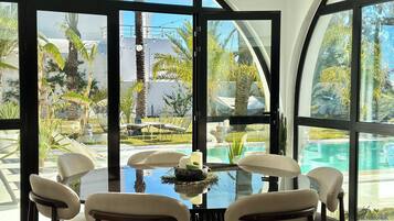 Villa, 4 chambres, fumeurs, piscine privée | Salle à manger