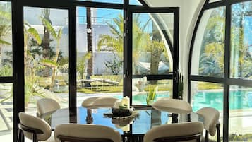 Villa, 4 chambres, fumeurs, piscine privée | Salle à manger