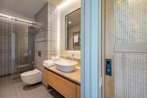 Kostenlose Toilettenartikel, Haartrockner, Hausschuhe, Seife