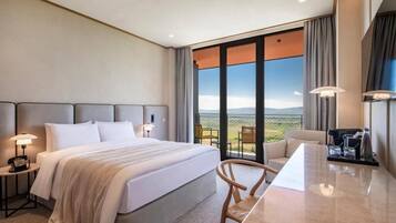 Dobbeltrom, balkong, dalutsikt | Safe på rommet, wi-fi (inkludert) og rullestolvennlig