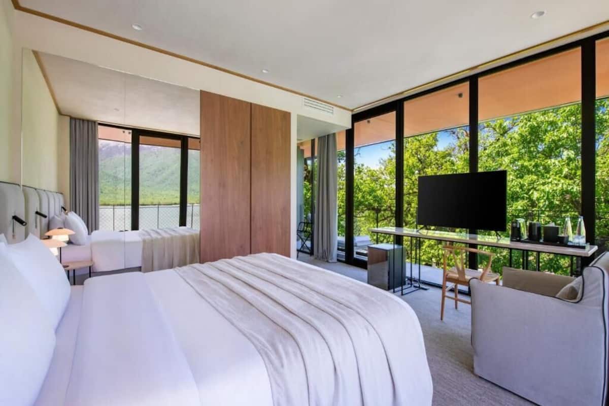 Suite Junior, balcone, vista lago parziale | Una cassaforte in camera, Wi-Fi gratuito, accesso in sedia a rotelle