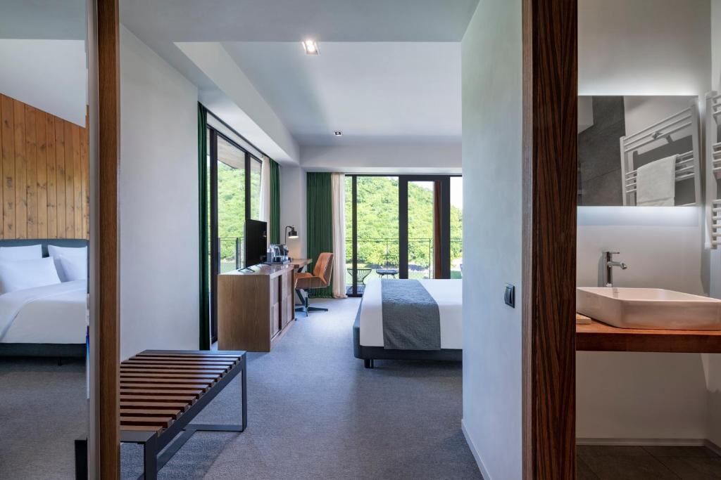 Doppia Superior, balcone, vista lago | Una cassaforte in camera, Wi-Fi gratuito, accesso in sedia a rotelle