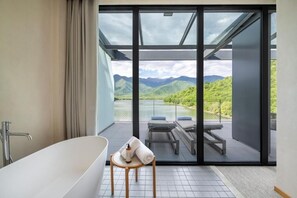Suite, balcón, vistas al lago | Interior