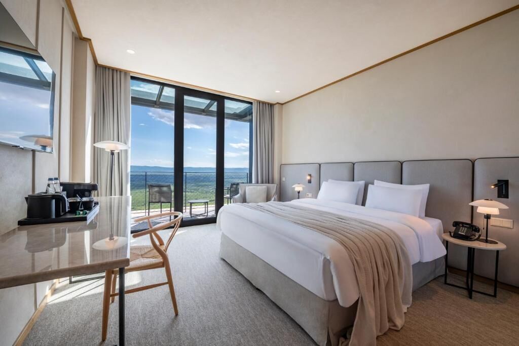 Doppia Deluxe, balcone, vista valle | Una cassaforte in camera, Wi-Fi gratuito, accesso in sedia a rotelle