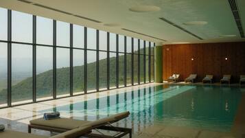 Piscina interna, piscina externa sazonal