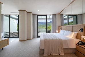 Suite, balcone, vista lago | Una cassaforte in camera, Wi-Fi gratuito, accesso in sedia a rotelle