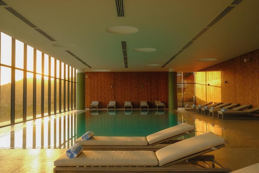 Piscina coperta, piscina stagionale all'aperto